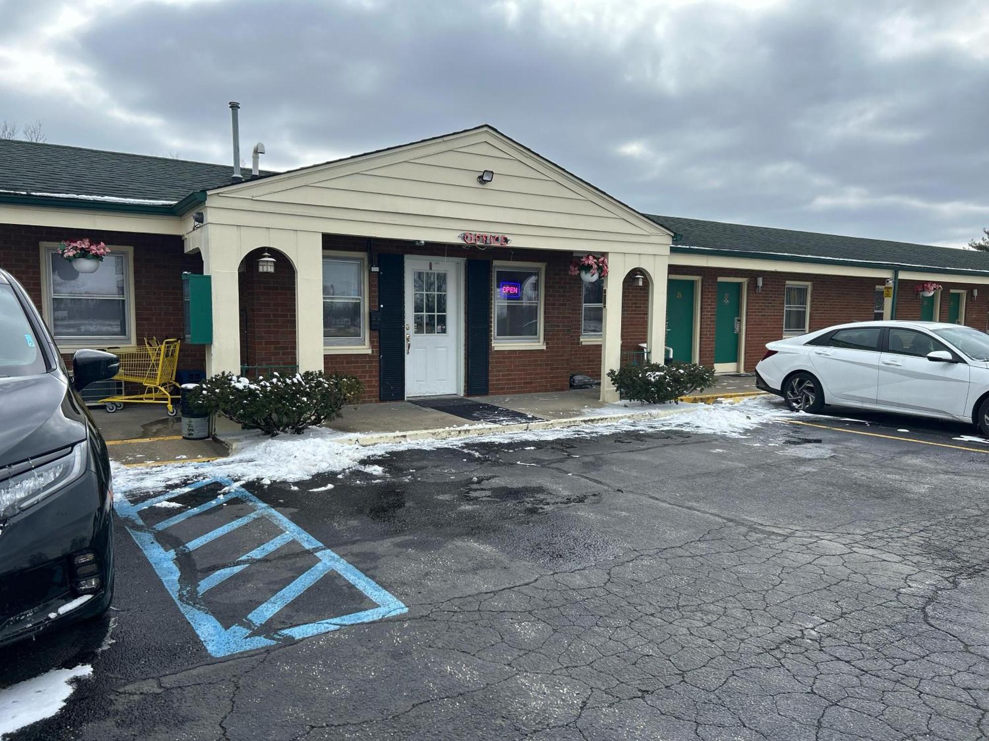 Hillcrest Motel By Oyo Aurora Near Lawrenceburg Dış mekan fotoğraf
