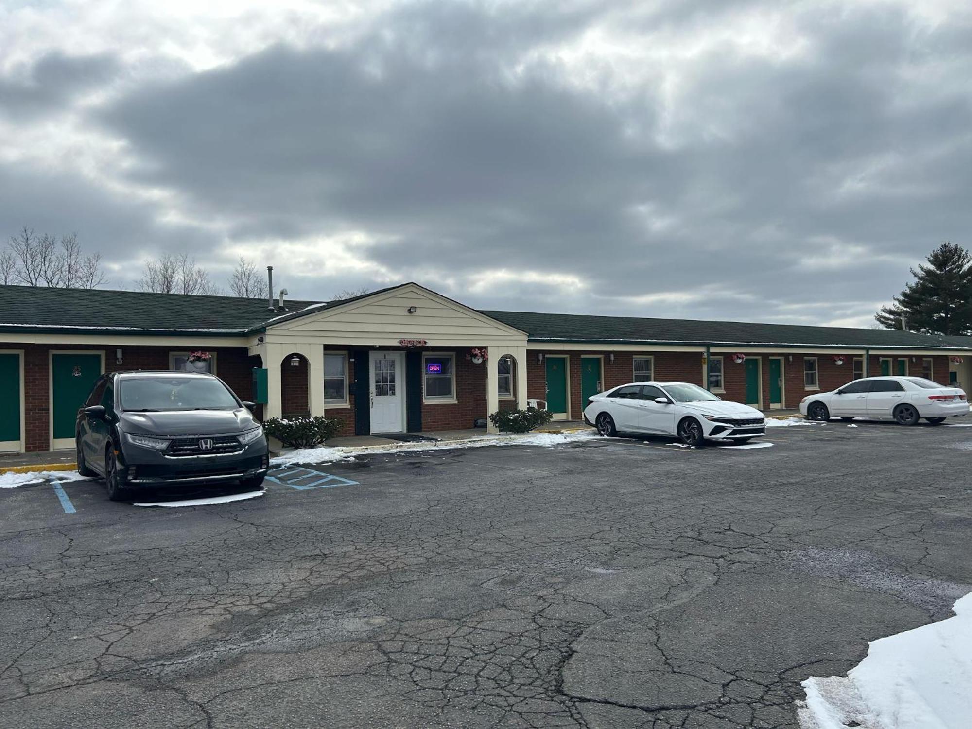 Hillcrest Motel By Oyo Aurora Near Lawrenceburg Dış mekan fotoğraf